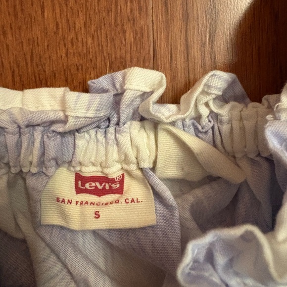 Levi's Tilly Printed Smocked Puff Sleeve Ruffle
Trim Peasant Top. Size small - Picture 4 of 8